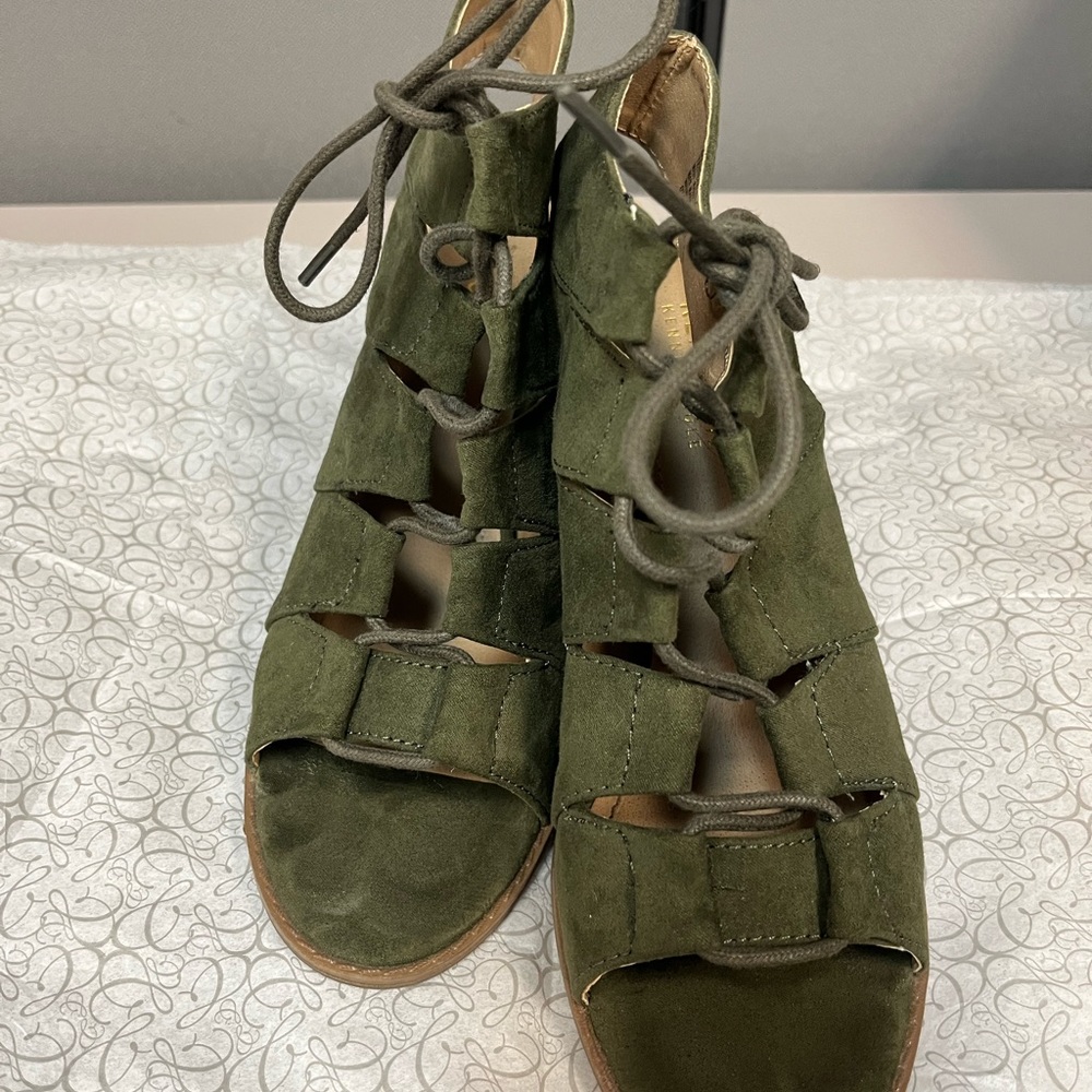 EUC Green Kenneth Cole 2” heels